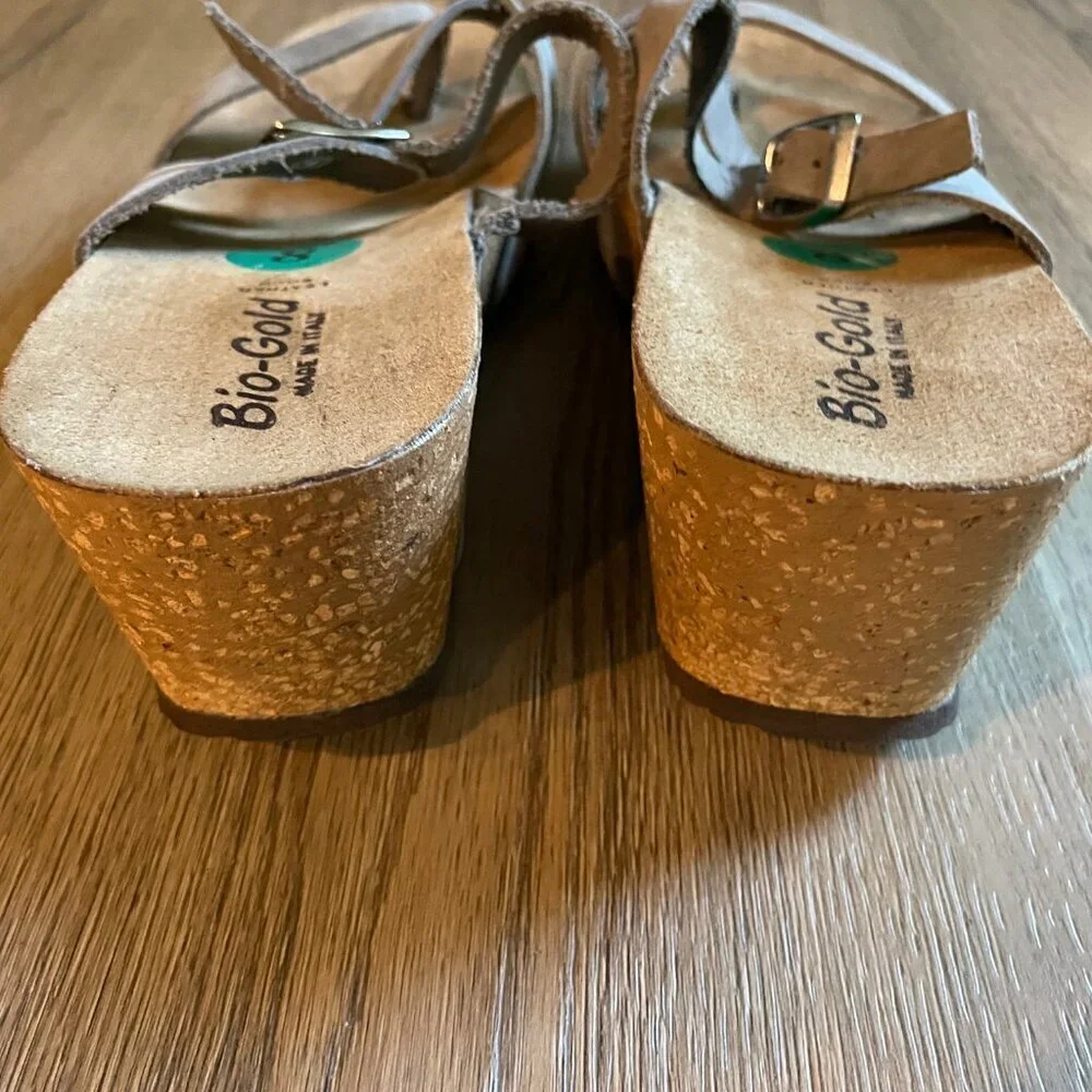 Bio Gold Gray Wedge Sandal Cork Adjustable Buckle Thong Slip On Size 8